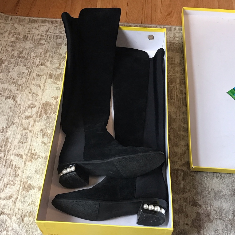 Catherine Malandrino Black Suede Sz 9 pearl detail in heels💃🏽🥂🍾